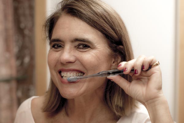 Mantenimiento de implantes dentales y cuidados en casa