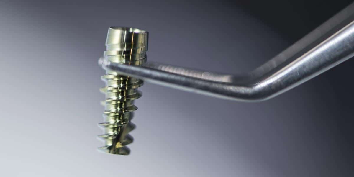 El precio de los implantes dentales tiene mucho que ver con su materia prima