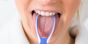 Cómo se usa el limpiador lingual