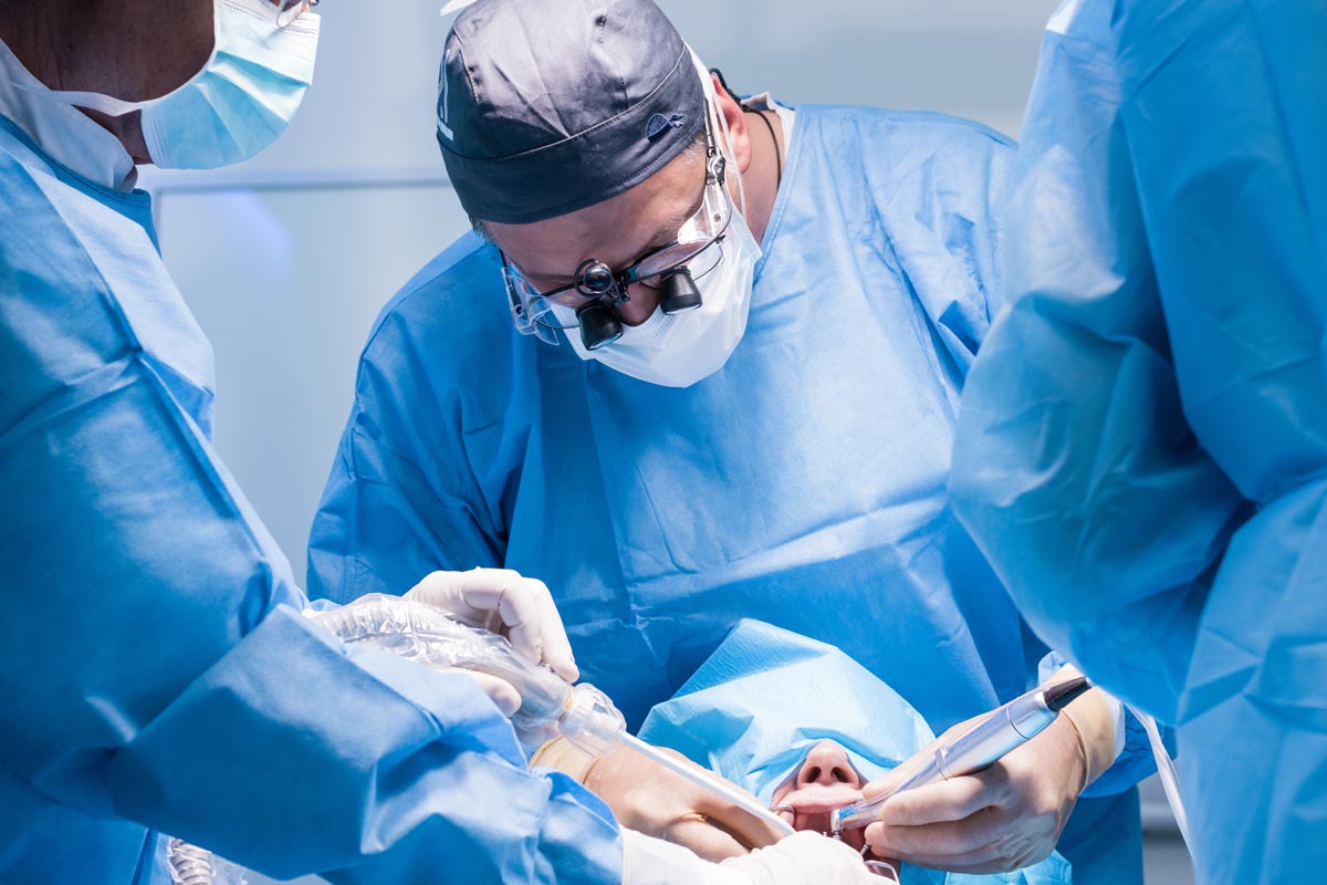 ¿Necesitas al mejor implantólogo de Santander? Te damos las pautas para elegir la mejor opción.